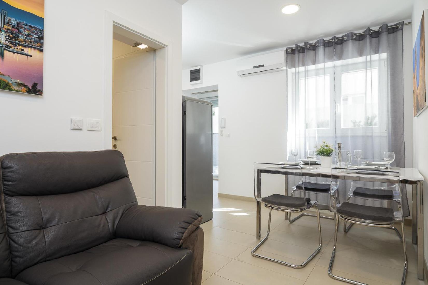 Holiday Home Aspalathos - With Free Parking, Near The Beach, A Few Minutes' Walking Distance To The Unesco Palace Split Dış mekan fotoğraf